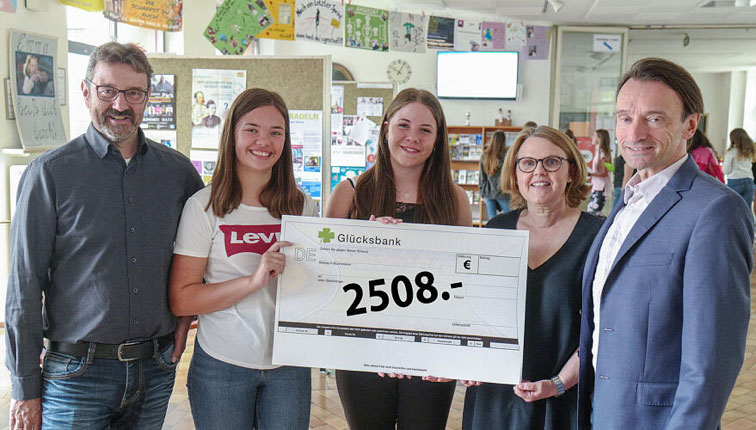 Spendenübergabe in Höhe von 2508 € von der Maria-Ward-Schule an SEFRA e. V.