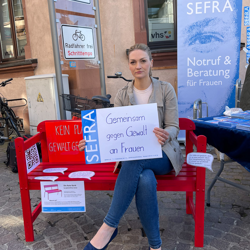 Aktion Rote Bank »Hier ist kein Platz gegen Gewalt an Frauen«